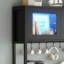 Comprend une prise de courant, une lumière DEL, un support à micro-ondes, un espace de rangement, une armoire en verre, un support à vin et 8 crochets.