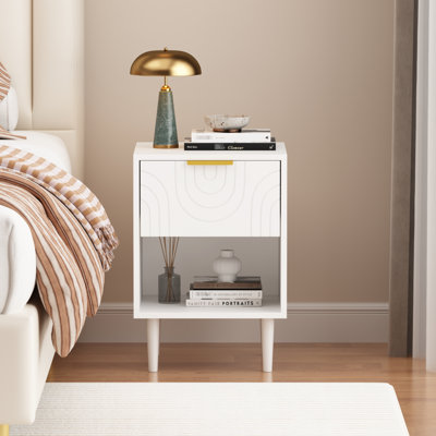 Table de chevet moderne 22,4 po H blanche avec un tiroir et une tablette ouverte, bouton à garniture dorée, ajout de décoration de chambre à coucher, cadre 22,4 po