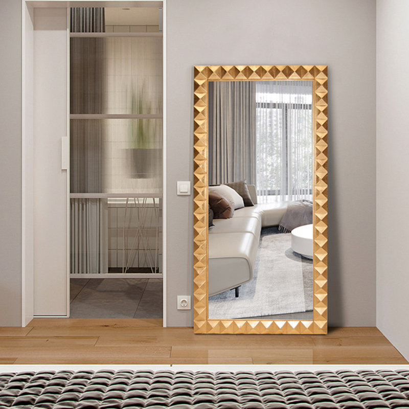 Un miroir mural carré sculpté tridimensionnel doré de pleine longueur pour s'habiller à la maison