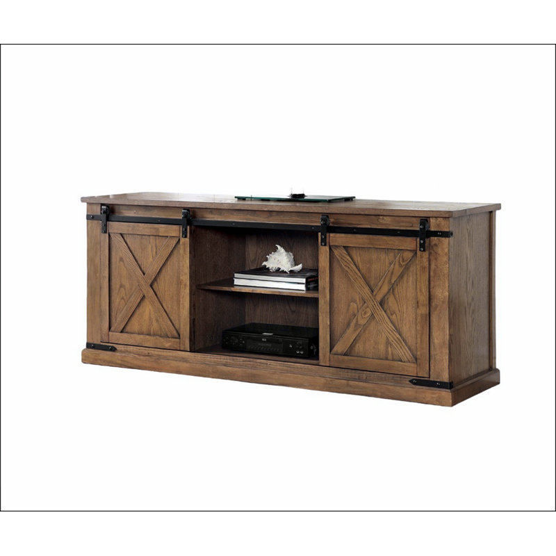 Base de console de style rustique avec portes coulissantes décoratives en métal et plusieurs tablettes de rangement ouvertes.