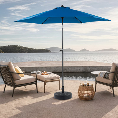 Parasol de table d'extérieur 9 pi - bleu foncé. Structure avec 6 nervures. Manivelle facile à utiliser. Pour la cour, la piscine, la terrasse. Conception à nervures 100%. Fonctionnement