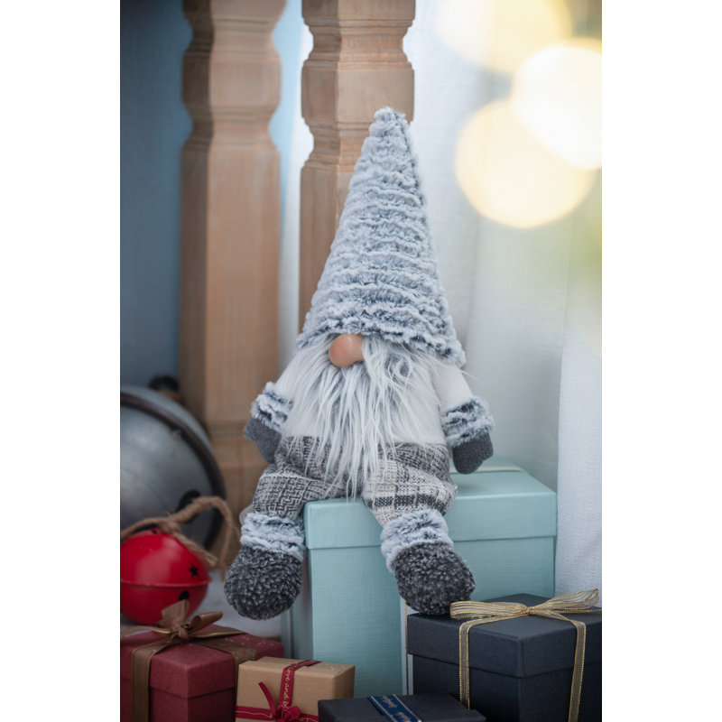 Gnome assis avec chapeau en fausse fourrure, H 23,2 po x l 3,9 po x P 5,1 po