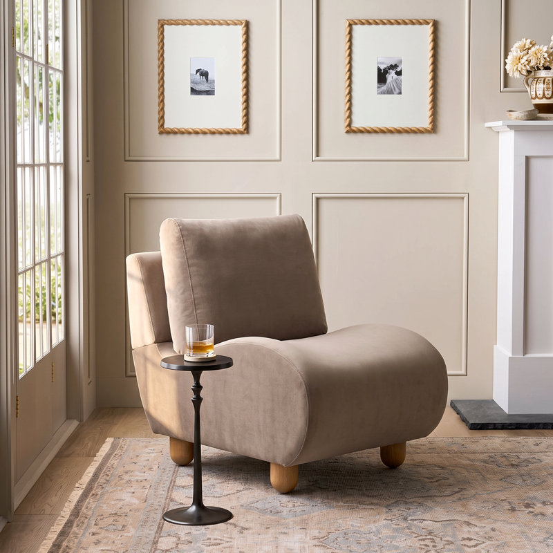 Chaise d'appoint rembourrée moderne Vernon avec silhouette courbée, coussins de dossier doubles et pieds en bois, 1