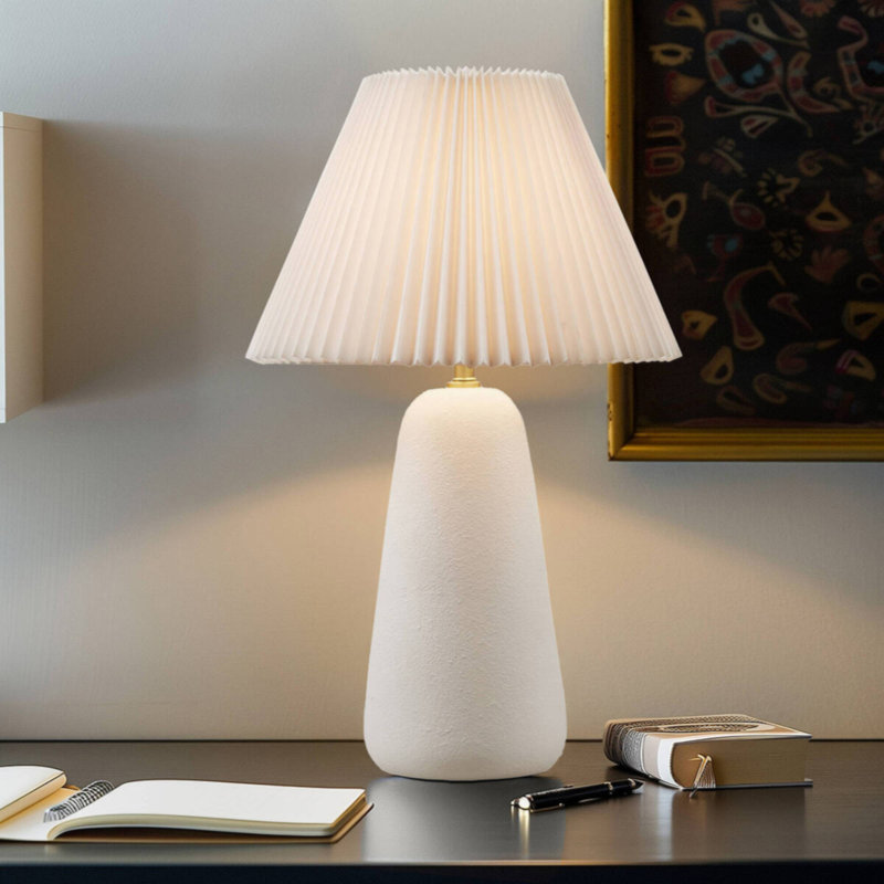 Lampe de table en céramique texturée avec abat-jour cannelé blanc Voir ci-dessous