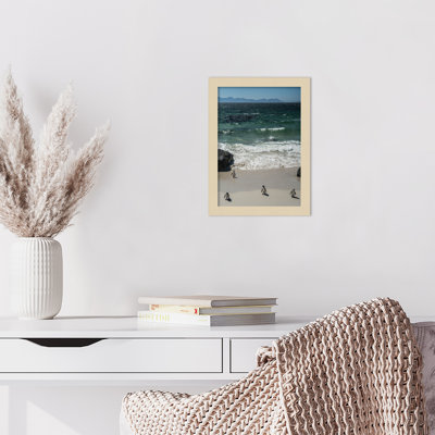 Impression sur toile encadrée «Perril Coming In to the Beach» par Shot par Clint Wood