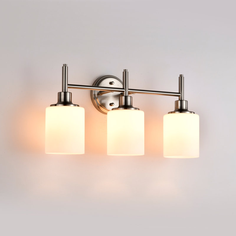 Éclairage pour meuble-lavabo contemporain à 3 lumières en nickel brossé avec abat-jour en verre blanc, à intensité variable, câblé, classé humide, 2 options de finition