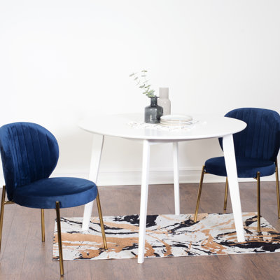 Table de salle à manger - ronde blanche et 2 chaises et fabrication en bois d'hévéa luxueux rembourré de velours pour tout décor contemporain avec des matériaux somptueux créant une expérience