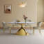 Table de salle à manger luxueuse en marbre ovale avec base en acier inoxydable doré, parfaite pour les salles à manger modernes et élégantes, pour 4 à 6 personnes
