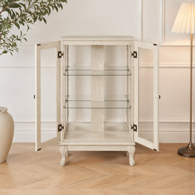 Vitrine de style américain en verre avec pieds incurvés, grands tiroirs et poignées en métal