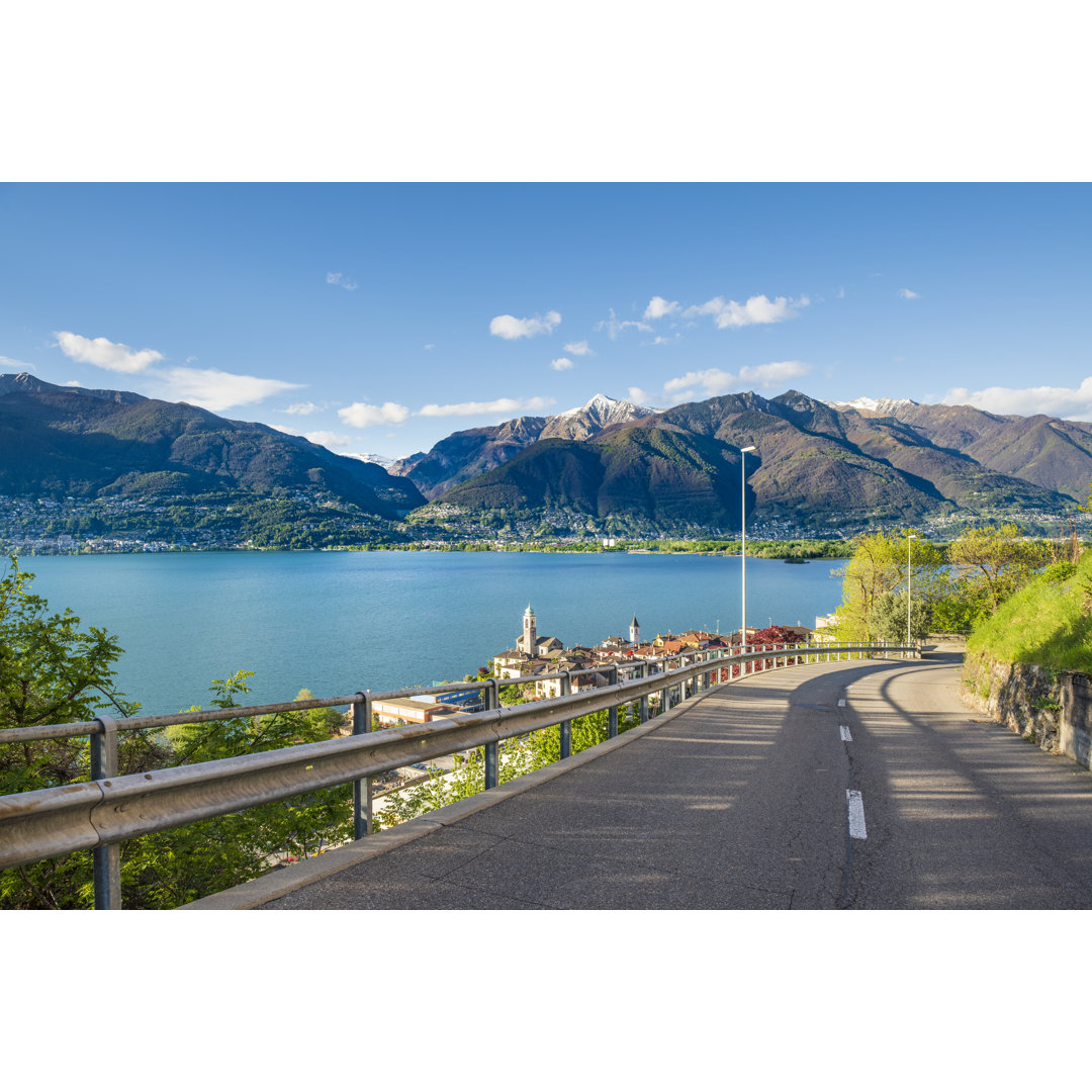 Idyllischer Ort am See von Kemter - Kunstdrucke