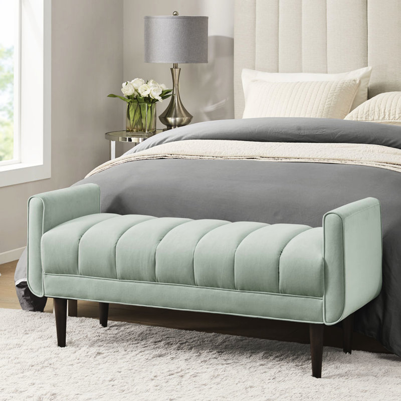 Élégant siège de chambre rembourré - canaux profonds, velours, pieds en bois de café foncé, banc surélevé de couleur luxueuse, solide pour la décoration intérieure