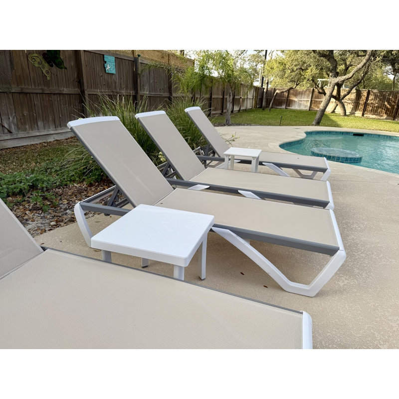 L'ensemble de 3 chaises longues pour patio comprend 2 chaises sans accoudoirs + 1 table d'appoint à l'extérieur en aluminium et plastique / kaki