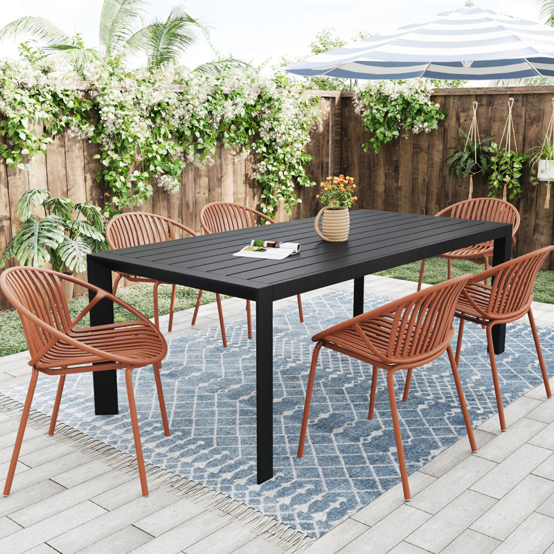 Chaises de patio 2, orange. Empilable avec art moderne simple. Pieds en métal + plastique. Support solide de 300 lb. Courbe ergonomique pour plus de confort. Dossier respirant. Plastique imperméable. L 24,94 po x