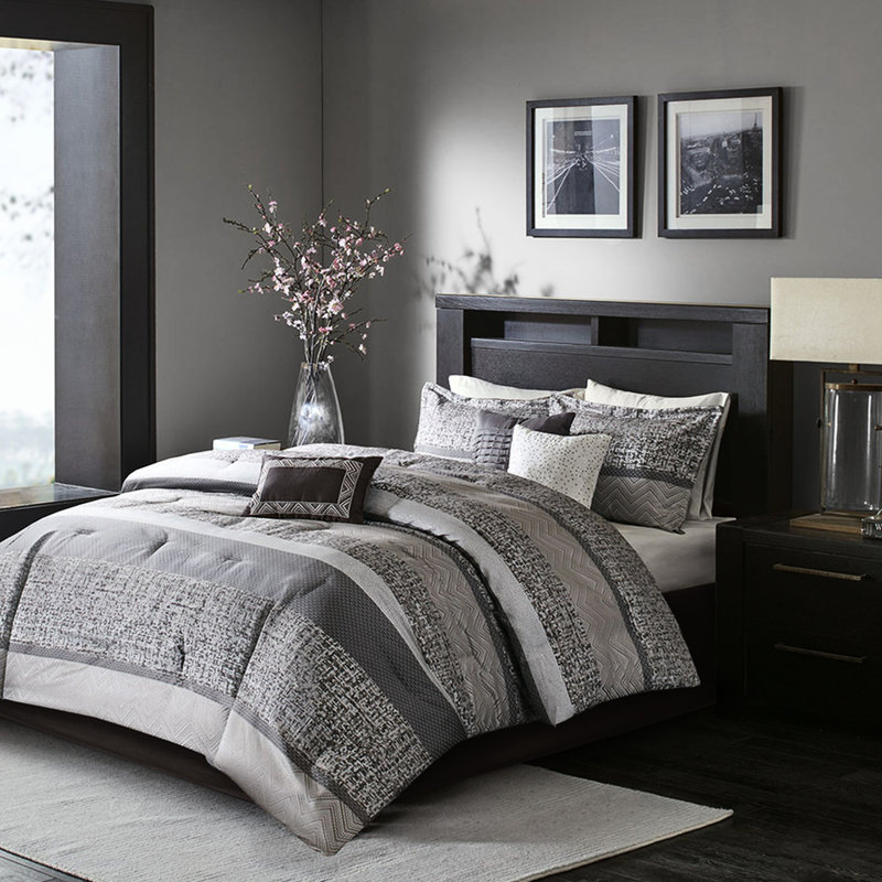 Édredon 7 pièces pour grand lit. Gris / taupe Motif de broderie. Comprend un édredon, des taies décoratives, des oreillers et une jupe de lit. Facile à entretenir. . 3 décoratifs 1 propre