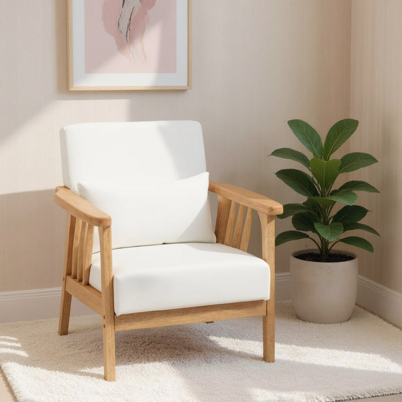 Fauteuil rembourré blanc avec structure en bois d'hévéa et coussins d'assise et de dossier assortis