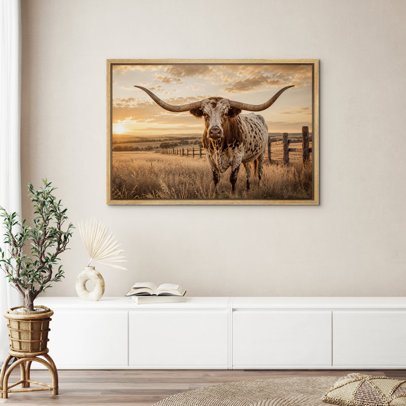 «Rustic Longhorn Cow in Golden Sunset Farm Field With Western Ranch Charm», reproduction d'art sur toile encadrée, Naturel