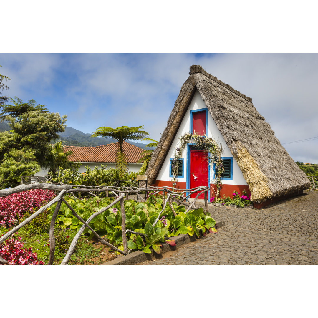 Leinwandbild Traditionelles ländliches Haus in Santana Madeira, Portugal