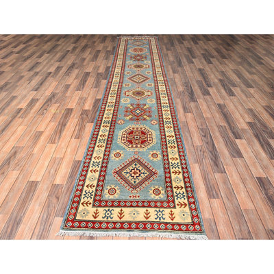 Bleu adriatique 2 pi 10 po x 13 pi 5 po, motif kazak avec médaillons géométriques, laine pure noué à la main, colorants végétaux, tissage dense, tapis oriental