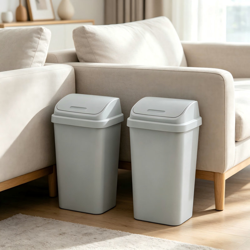 Paquet de deux poubelles de cuisine gris clair en plastique, 13 gallons, avec couvercle rotatif.
