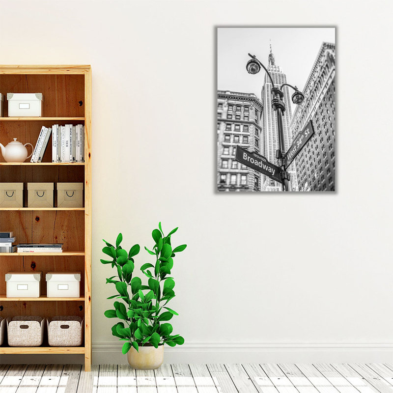 «Street lamp and signs with Empire State Building, New York 2 noir et blanc», reproduction d'art sur toile, H 48 po x l 36 po