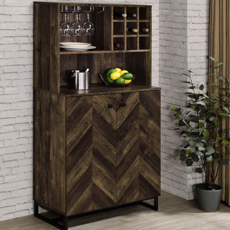 Armoire à vin moderne à 2 portes avec touche rétro, finition chêne rustique, façade à chevrons, support et verres à pied pour les éléments de la salle à manger,