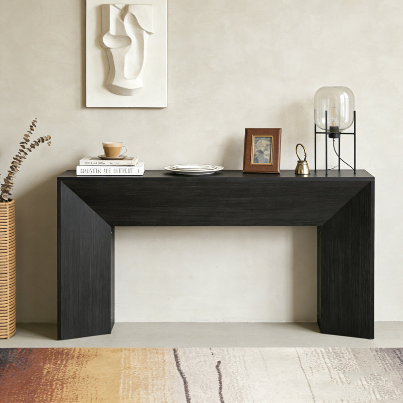 Console en bois avec canapé et couloir