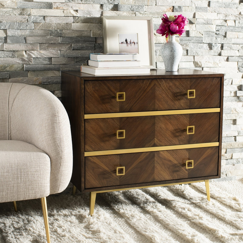 Élégante table de chevet à 3 tiroirs Brontie - Commode de chambre en bois de noyer avec motif à chevrons et pieds dorés