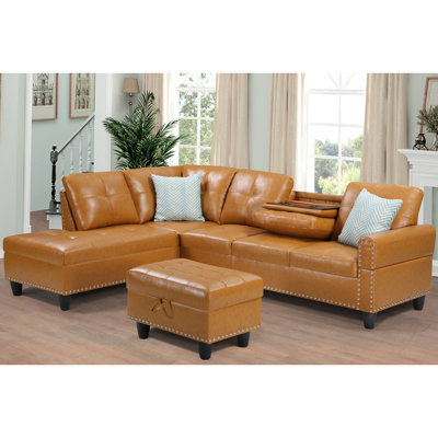 Canapé d'angle 3 places en similicuir, couleur gingembre, coussins en mousse, structure en bois massif, pieds fins, accoudoirs arrondis, capitonnage discret, clous décoratifs, porte-gobelets en forme de L.