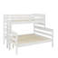 Lit simple superposé au-dessus d'un grand lit simple avec échelle-1090186231