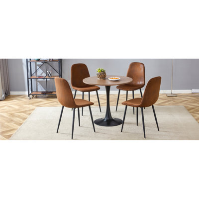 Ensemble de table et de chaises. Petite table ronde en forme de sablier de 31,9 pouces. Conception chaleureuse en noyer clair, stable et durable. Combinée avec 4 confortables chaises en tissu brun avec des pieds en métal noir.