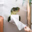 Porte-papier hygiénique mural dinosaure, porte-serviettes Dino pour décoration murale de salle de bain - Ressort en plastique de 6,5 pouces pour assez d'espace sans perçage