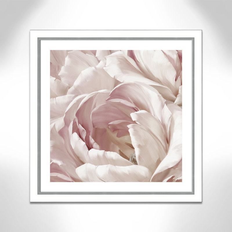 Intime rosé II - photographie, H 34,25 po x l 34,25 po x P 1,125 po, Encadrement blanc / argenté