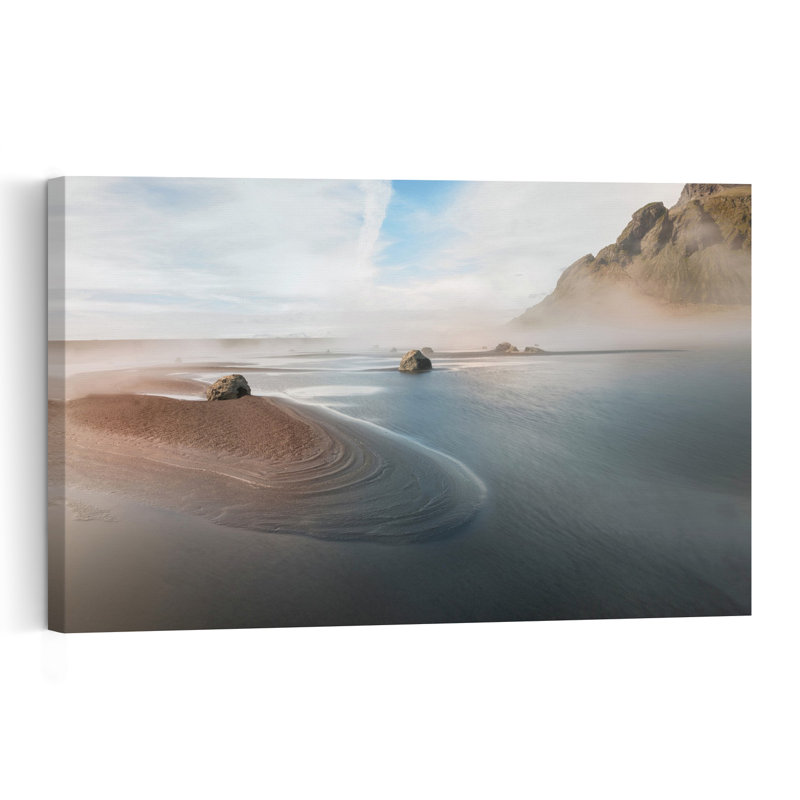 Affiche murale représentant une plage de sable noir brumeux, une ambiance côtière à la fois dramatique, éthérée et paisible