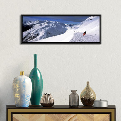 Touristes skiant dans une station de ski, Sankt Anton am Arlberg, Tyrol, Autriche par Panoramic Images - Reproduction de photo panoramique sur toile