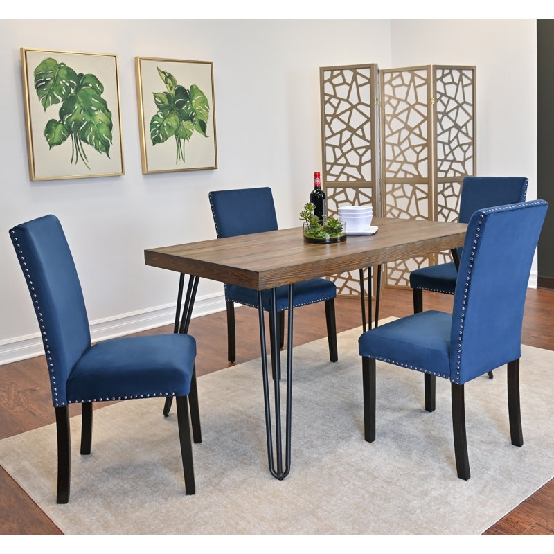 Ensemble de salle à manger complet avec table et quatre chaises, idéal pour les réunions de famille et pour améliorer l'expérience culinaire.