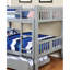 Lit superposé double au-dessus gris, aspect transitionnel, attaché, structure à articulation verrouillable, 13 pièces Lattes, bois massif pour installation de chambre à coucher transitionnelle, lit, couleur grise, rails, bois, utilisation