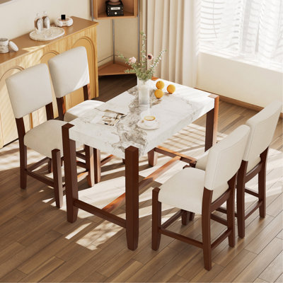 Ensemble de table de salle à manger 5 pièces à hauteur de comptoir pour 4 personnes, table de bar en faux marbre et 4 chaises rembourrées, ensemble de salle à manger de style Mid-Century moderne pour la salle à manger, cuisine de pub, petit espace