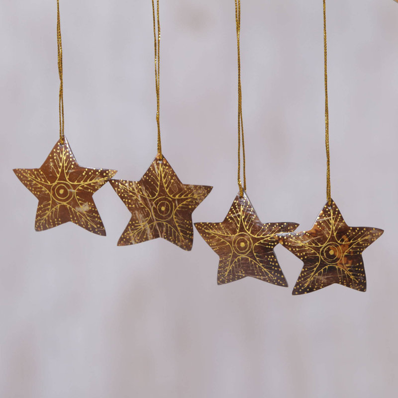 Ornement en forme de noël lumières vives dans le ciel de l’coquillage