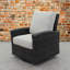Chaise d'extérieur en osier avec coussins