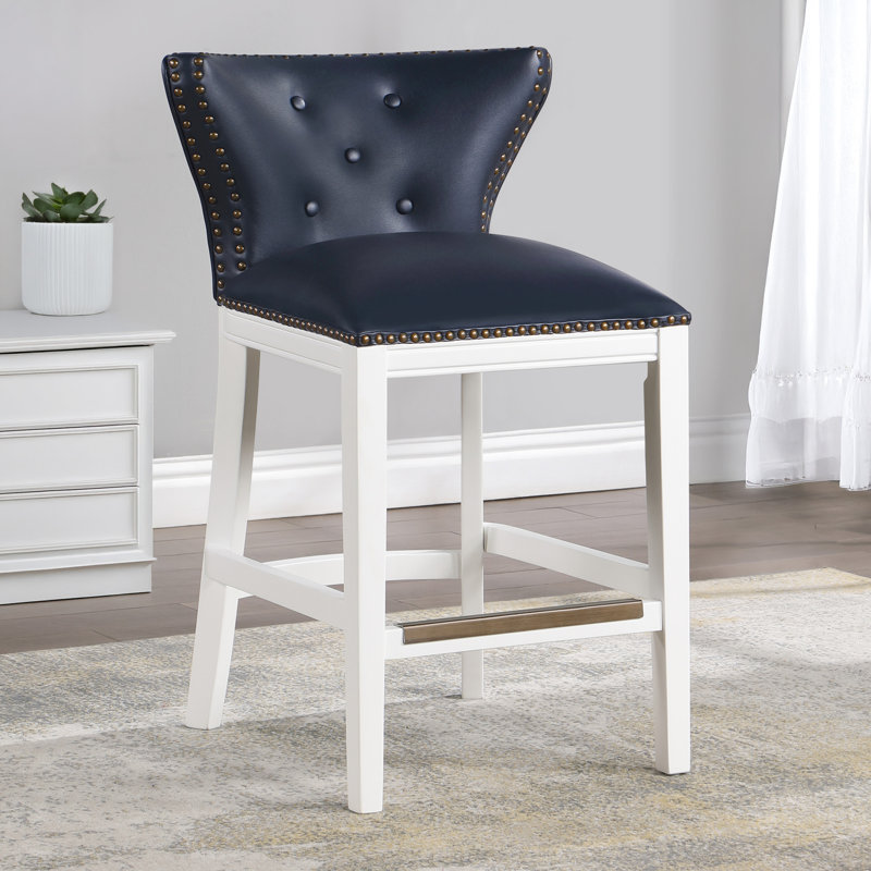 Similicuir bleu foncé, bois blanc, tabouret de comptoir, siège à ressorts à arc, garniture cloutée à la main en laiton antique, dimensions de l'assise, dossier profilé, bois massif, dossier