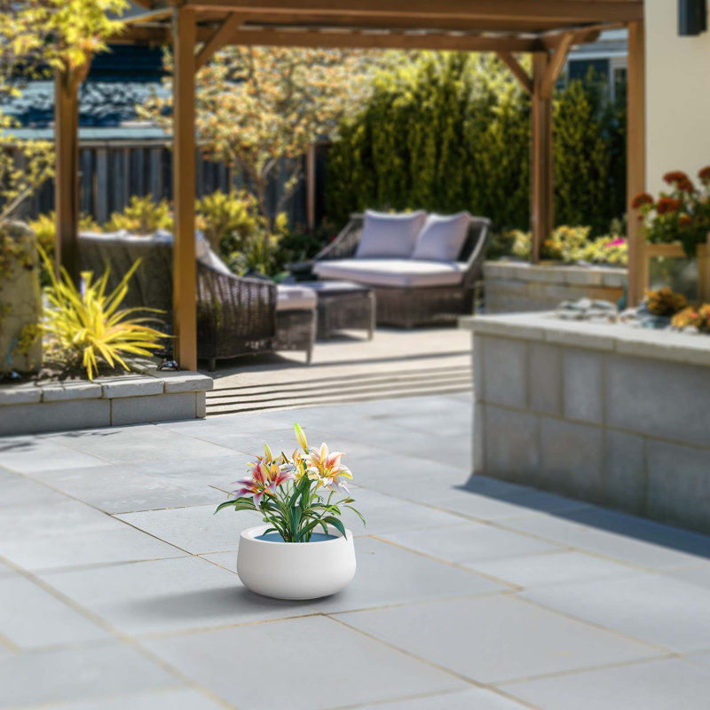 Pot à fleurs en béton Renfrew, H 5,91 po x l 11,81 po x P 11,81 po, Blanc vif (intérieur amélioré)