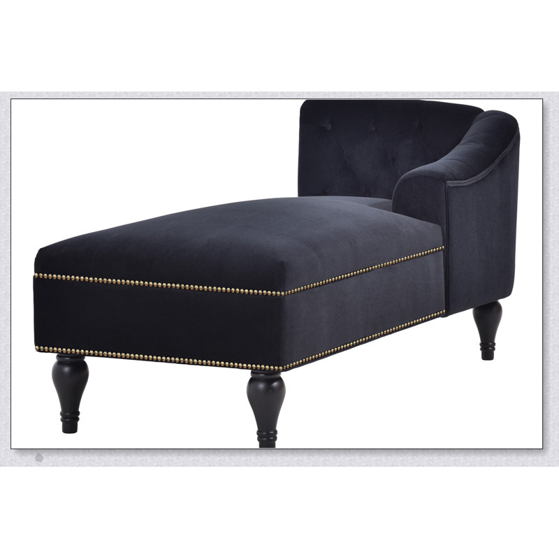 Luxueuse chaise longue en velours avec capitonnage à boutons et garniture cloutée, parfaite pour une détente et un confort élégants