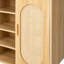 Armoire de rangement décorative à deux portes en rotin naturel avec quatre niveaux d'espace de rangement, compartiments réglables, panneaux latéraux médiévaux et modernes