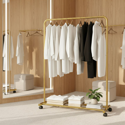 Ceci est un portemanteau standard simple et élégant avec un corps doré sophistiqué. Il dispose de tablettes de rangement pour une capacité accrue et de roulettes pour un déplacement facile, ce qui le rend adapté à un usage domestique et commercial.
