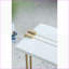 Table basse en forme de C peu encombrante avec plateau en marbre blanc et structure en aluminium doré, pour la chambre à coucher du salon