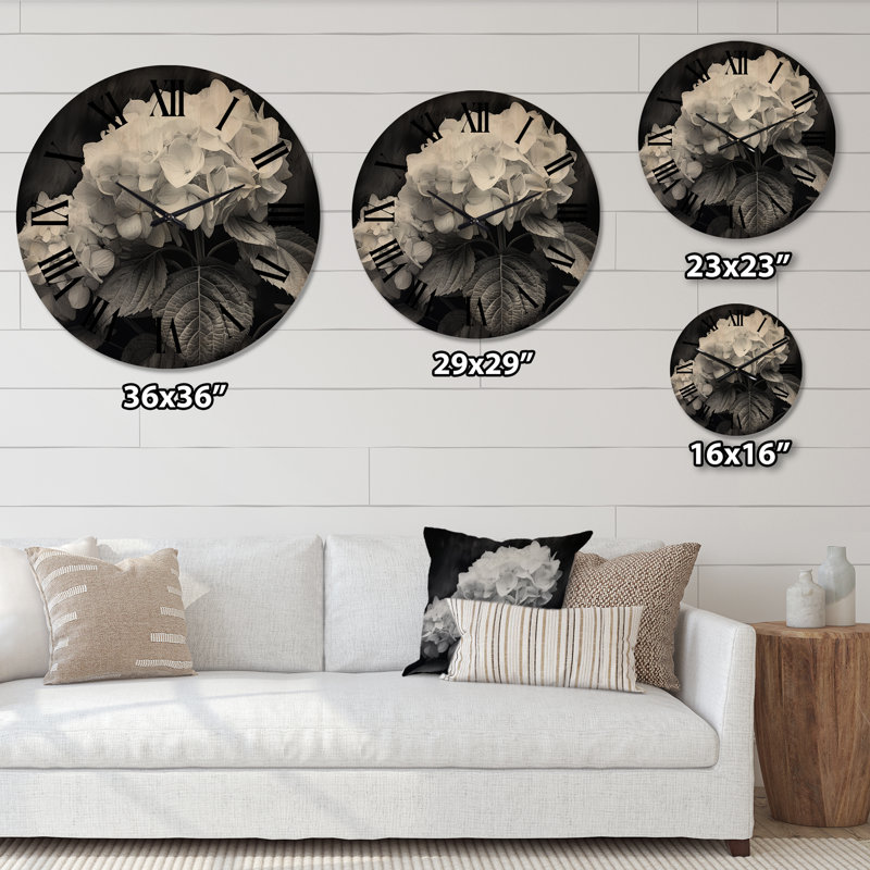 Horloge murale surdimensionnée en bois gris et blanc Hydrangea Bloom II, Moyenne