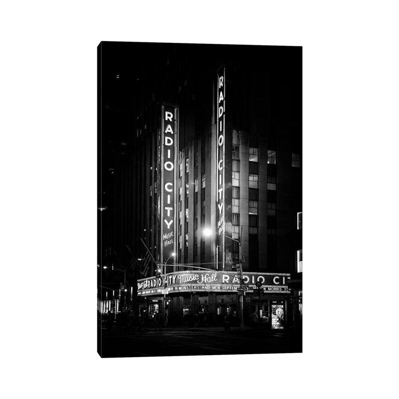 «The Radio City Music Hall» par Philippe Hugonnard - reproduction de photo sur toile tendue, H 26 po x l 18 po x 1,5 po
