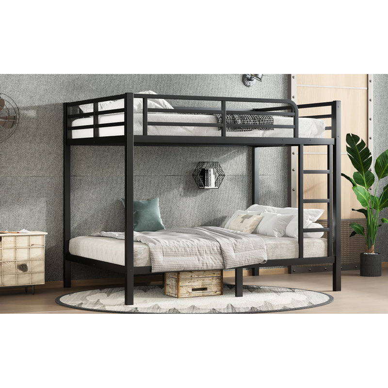 Lit superposé au-dessus d'un lit simple en métal noir, solution peu encombrante, sommeil silencieux, conception avec rails hauts et installation simple. Lit en noir, conception, fonctionnement, rangement, lattes robustes pour les adolescents