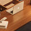 Bureau rectangulaire en bois massif noyer clair + acrylique-109334439