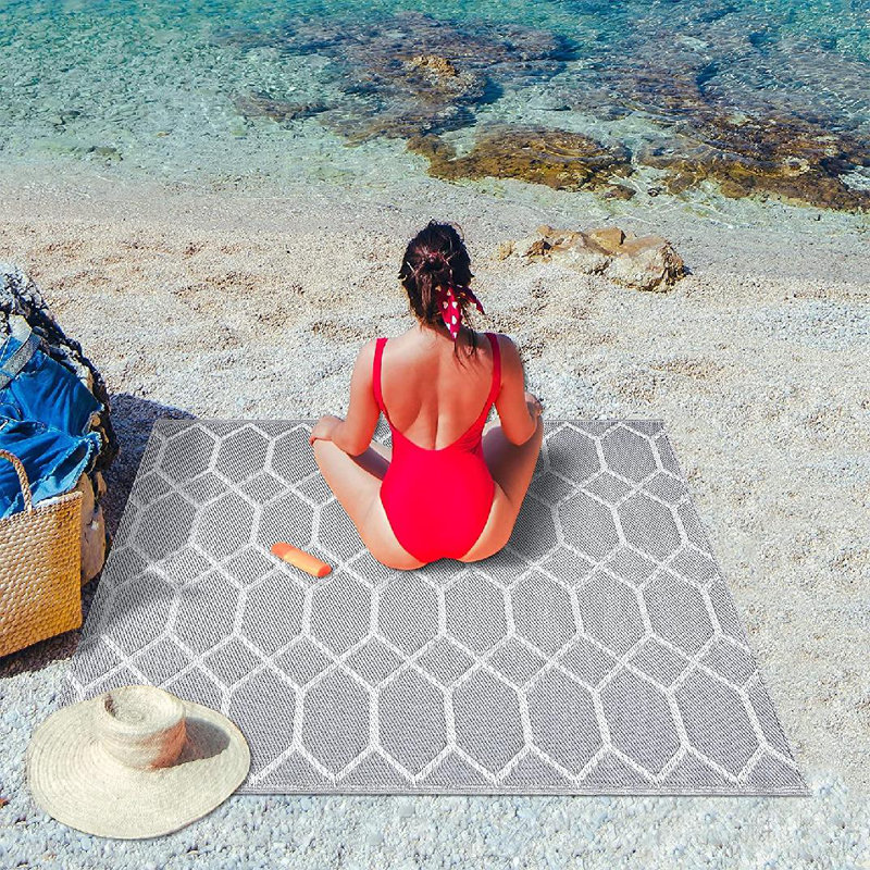 Tapis rectangulaire en plastique tressé à la machine gris / blanc Howardine, Rectangle 4 pi x 6 pi